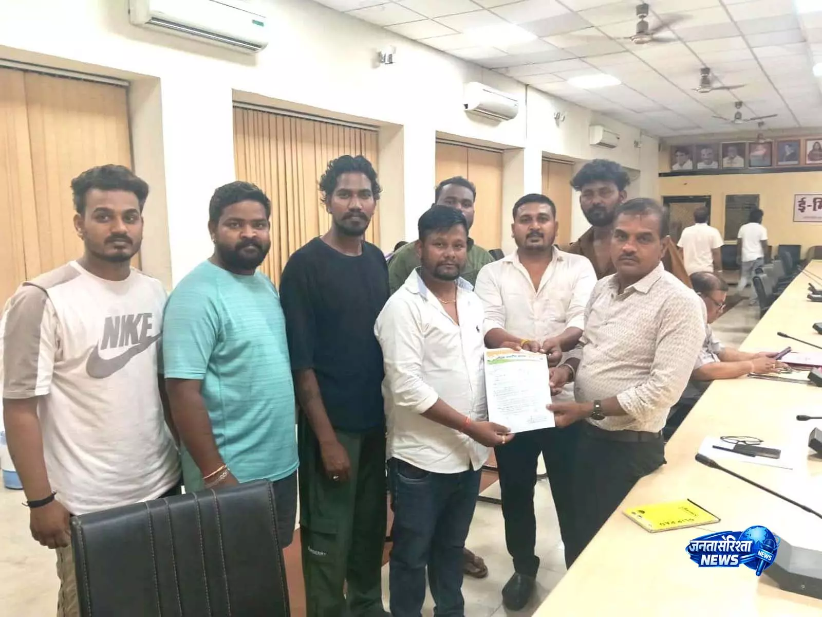 वार्ड 24-27 की जर्जर सड़क को लेकर फूटा लोगों का गुस्सा, नगर निगम आयुक्त को सौंपा ज्ञापन वार्ड 24-27 की जर्जर सड़क को लेकर फूटा लोगों का गुस्सा, नगर निगम आयुक्त को सौंपा ज्ञापन