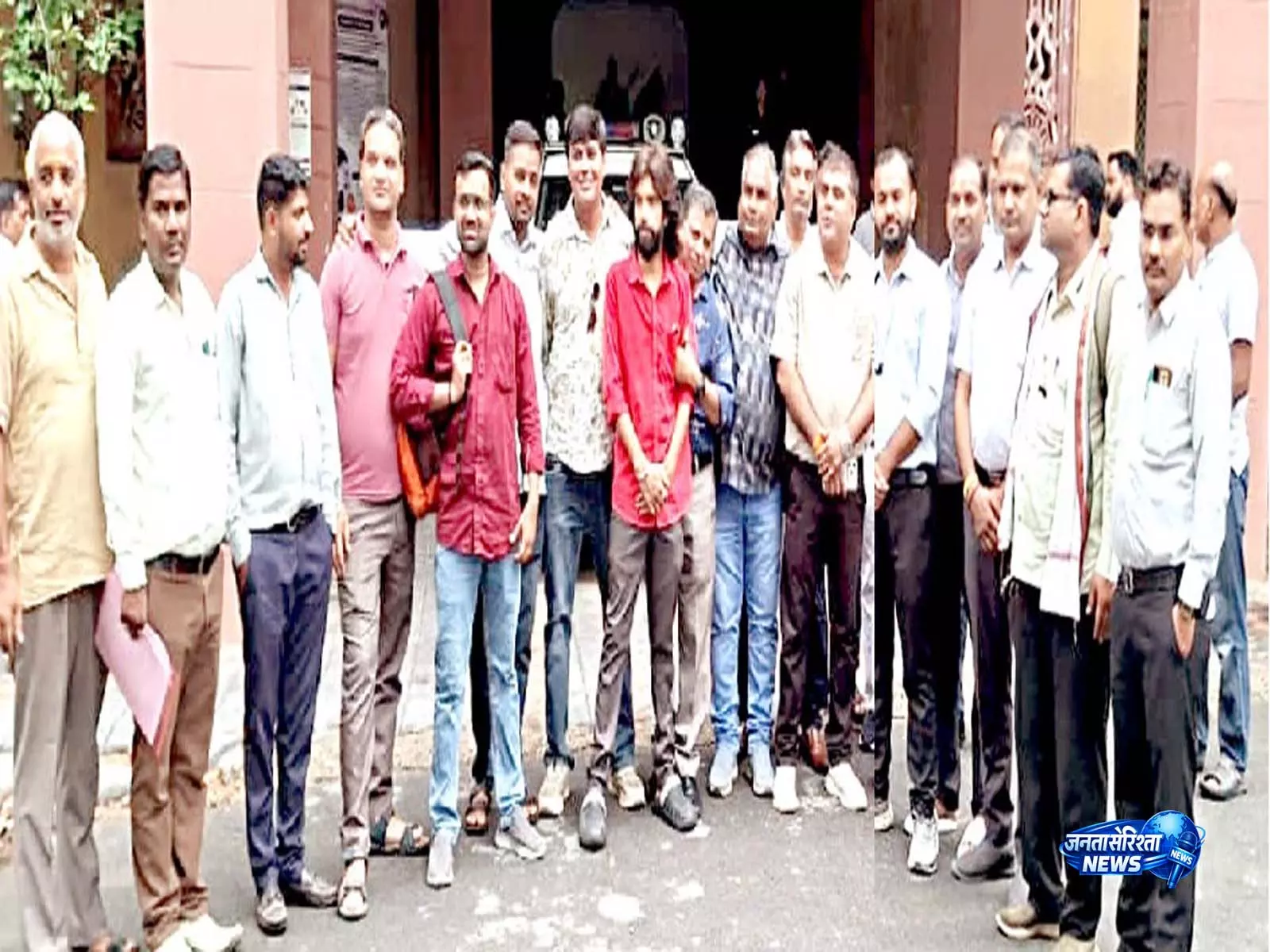 फर्जी पत्रकारों पर शिकंजा कसने की मांग, प्रेस क्लब के बैनर तले पत्रकारों ने कलक्टर-SP से की मुलाकात फर्जी पत्रकारों पर शिकंजा कसने की मांग, प्रेस क्लब के बैनर तले पत्रकारों ने कलक्टर-SP से की मुलाकात