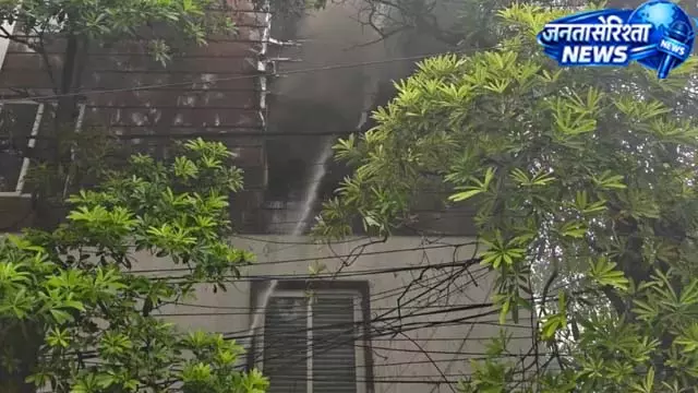 करोल बाग अग्निकांड में छात्रा का रेस्क्यू, सामने आया खौफनाक मंजर करोल बाग अग्निकांड में छात्रा का रेस्क्यू, सामने आया खौफनाक मंजर