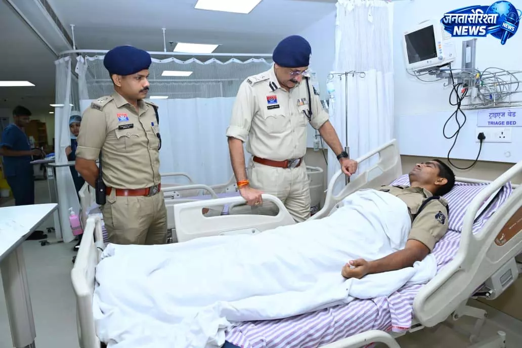 पुलिस कमिश्नर संजीव शुक्ला ने अस्पताल पहुंचकर घायल पुलिस जवानों का जाना हाल पुलिस कमिश्नर संजीव शुक्ला ने अस्पताल पहुंचकर घायल पुलिस जवानों का जाना हाल