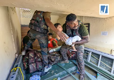 असम में बाढ़: भारतीय सेना ने 700 से अधिक फंसे लोगों को बचाया असम में बाढ़: भारतीय सेना ने 700 से अधिक फंसे लोगों को बचाया