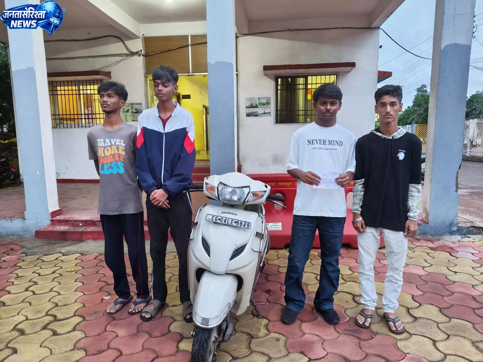 दोपहिया पर चार सवारी करना पड़ा भारी, यातायात पुलिस ने लगाया 4500 रुपये का चालान दोपहिया पर चार सवारी करना पड़ा भारी, यातायात पुलिस ने लगाया 4500 रुपये का चालान