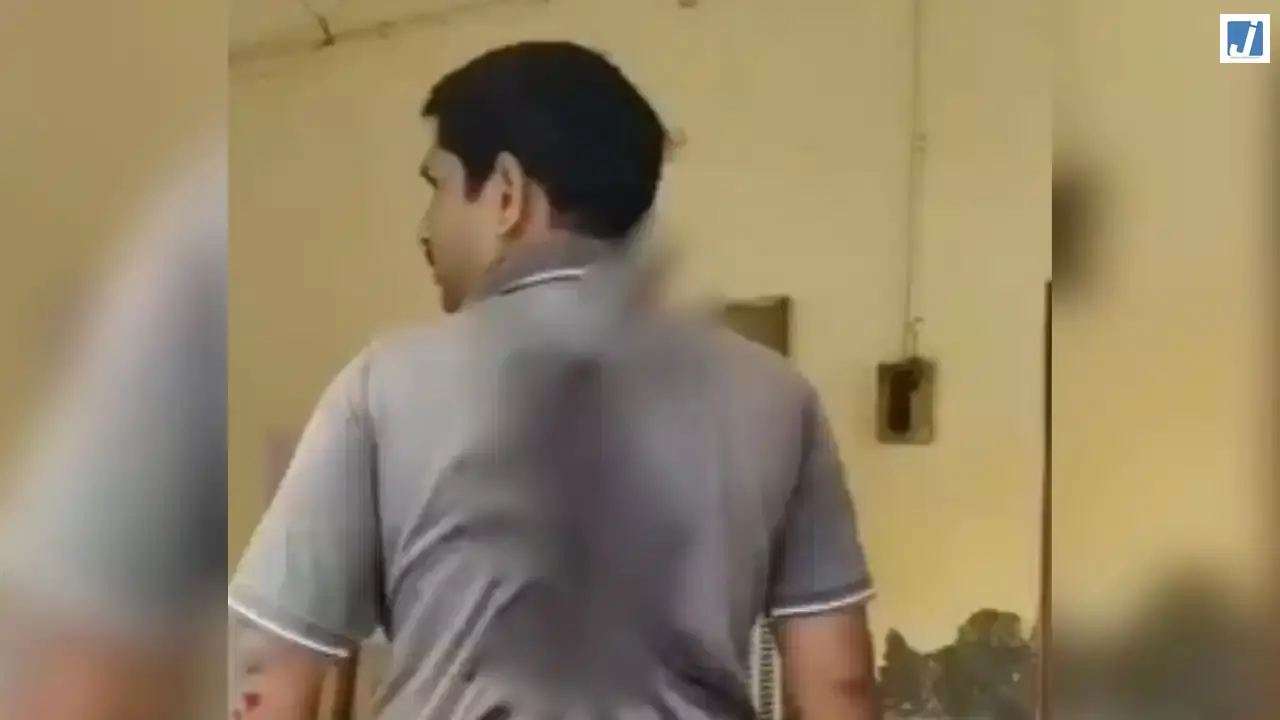 पीठ में चाकू धंसा होने के बाद भी थाने पहुंचा युवक... पीठ में चाकू धंसा होने के बाद भी थाने पहुंचा युवक...