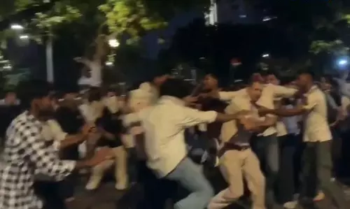 पुलिसकर्मी को दौड़ा-दौड़ाकर पीट रहे कॉकरोच पार्टी के प्रदर्शन में शामिल लड़के, वीडियो आया सामने