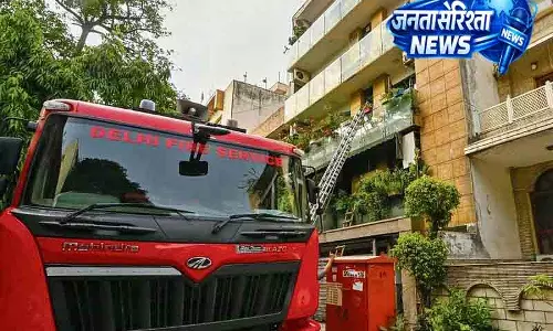 Delhi करोल बाग PG बिल्डिंग में आग, दो लोग सुरक्षित बचाए गए