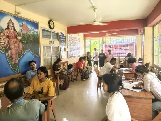 मुफ्त स्वास्थ्य शिविर का आयोजन, लोगों ने उठाया स्वास्थ्य सेवाओं का लाभ