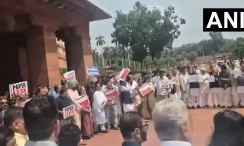 संसद के मकर द्वार पर सरकार और विपक्ष का प्रदर्शन, आमने-सामने आए