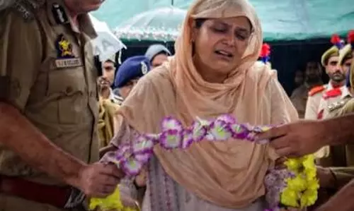 Srinagar: आतंकी हमले में शहीद पुलिसकर्मी के बलिदान को उमर ने बताया सर्वोच्च