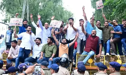 Dehradun: भाजपा ने घेरा कांग्रेस मुख्यालय, राहुल गांधी के धरने का किया विरोध