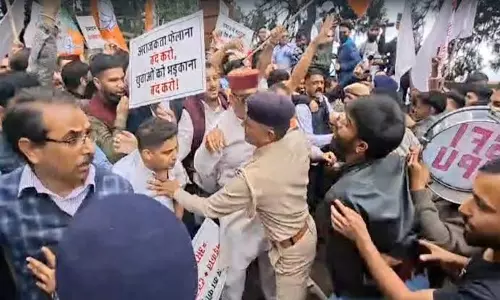 Shimla: शिमला में सियासी संग्राम, भाजपा-एसएफआई कार्यकर्ताओं में धक्का-मुक्की