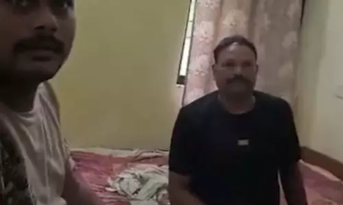 फार्मासिस्ट और वार्ड बॉय का दारू-चिकन पार्टी करते वीडियो वायरल