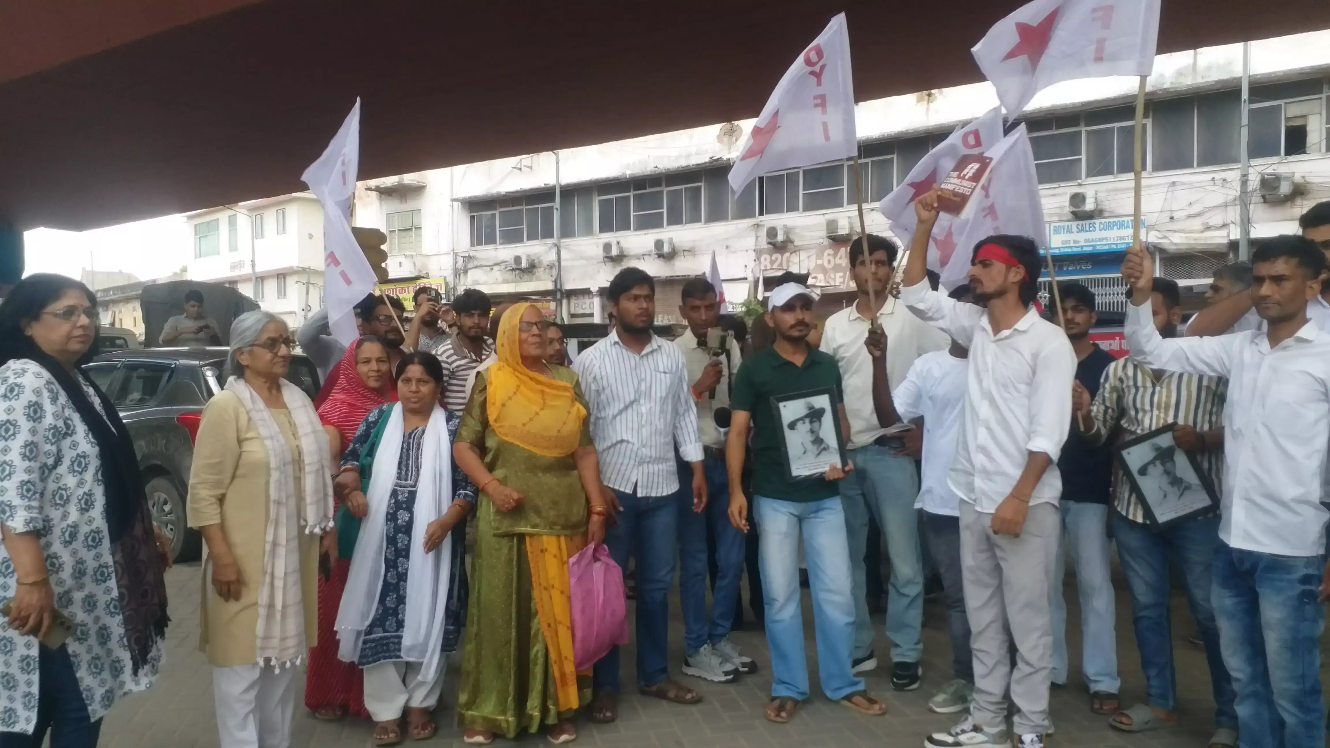 Jaipur: युवाओं पर लाठीचार्ज के खिलाफ जयपुर में सड़कों पर उतरे छात्र
