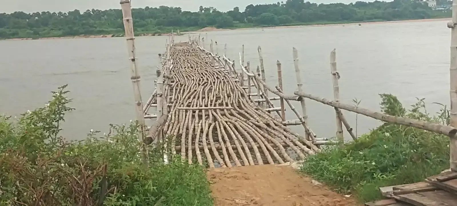 West Burdwan: बारिश बनी आफत, दामोदर नदी उफान पर; दो पुल बहने से आवाजाही ठप