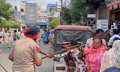 Barnala में पुलिस लाठीचार्ज को लेकर सियासत तेज Barnala में पुलिस लाठीचार्ज को लेकर सियासत तेज