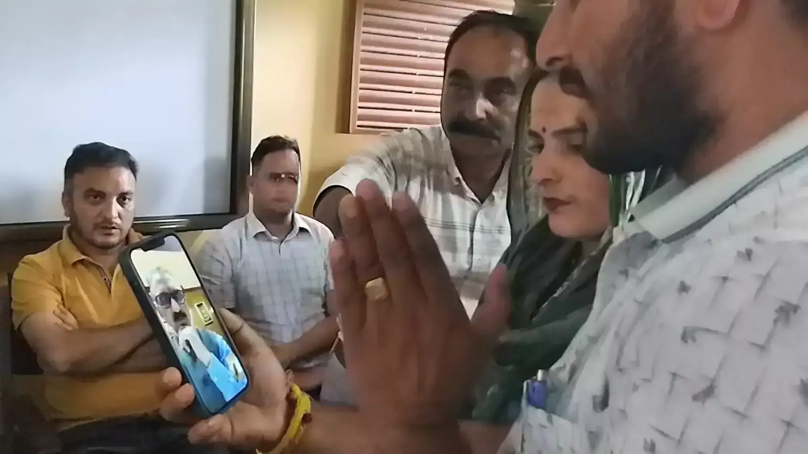 Dharamshala: आपदा के बीच बोह पहुंचे सरकार के संदेश, सीएम और राजस्व मंत्री ने लिया हाल