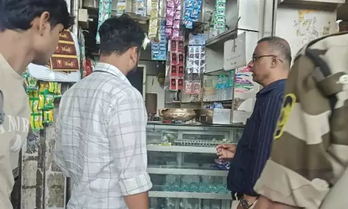 Mumbai: तंबाकू के खिलाफ अभियान तेज, टीएमसी ने जब्त की सिगरेट और हटाए ठेले Mumbai: तंबाकू के खिलाफ अभियान तेज, टीएमसी ने जब्त की सिगरेट और हटाए ठेले