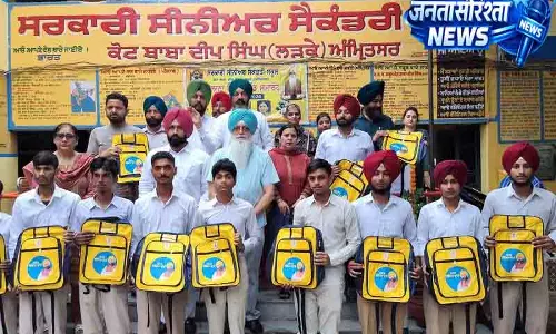 Amritsar स्कूल बैग पर CM मान की तस्वीर, उठे सवाल