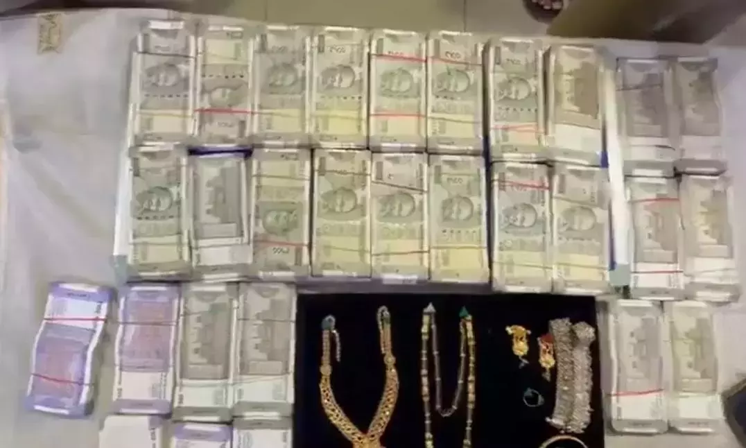 घर तोड़ने वाला व्यक्ति सोने, चांदी के आभूषणों और 7 लाख रुपये की नकदी के साथ पकड़ा गया घर तोड़ने वाला व्यक्ति सोने, चांदी के आभूषणों और 7 लाख रुपये की नकदी के साथ पकड़ा गया