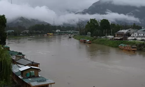 Srinagar: कश्मीर में बाढ़ की आशंका, कृषि निदेशक ने विभागीय तैयारियों की जांच की Srinagar: कश्मीर में बाढ़ की आशंका, कृषि निदेशक ने विभागीय तैयारियों की जांच की