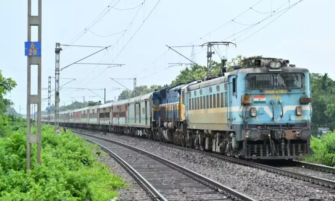 Telangana: महबूबाबाद पुलिस ने युवक को रेलवे ट्रैक से बचाया Telangana: महबूबाबाद पुलिस ने युवक को रेलवे ट्रैक से बचाया