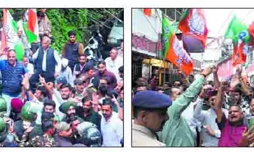Himachal में पेपर लीक मामला, BJP दफ्तर के बाहर नारेबाजी Himachal में पेपर लीक मामला, BJP दफ्तर के बाहर नारेबाजी