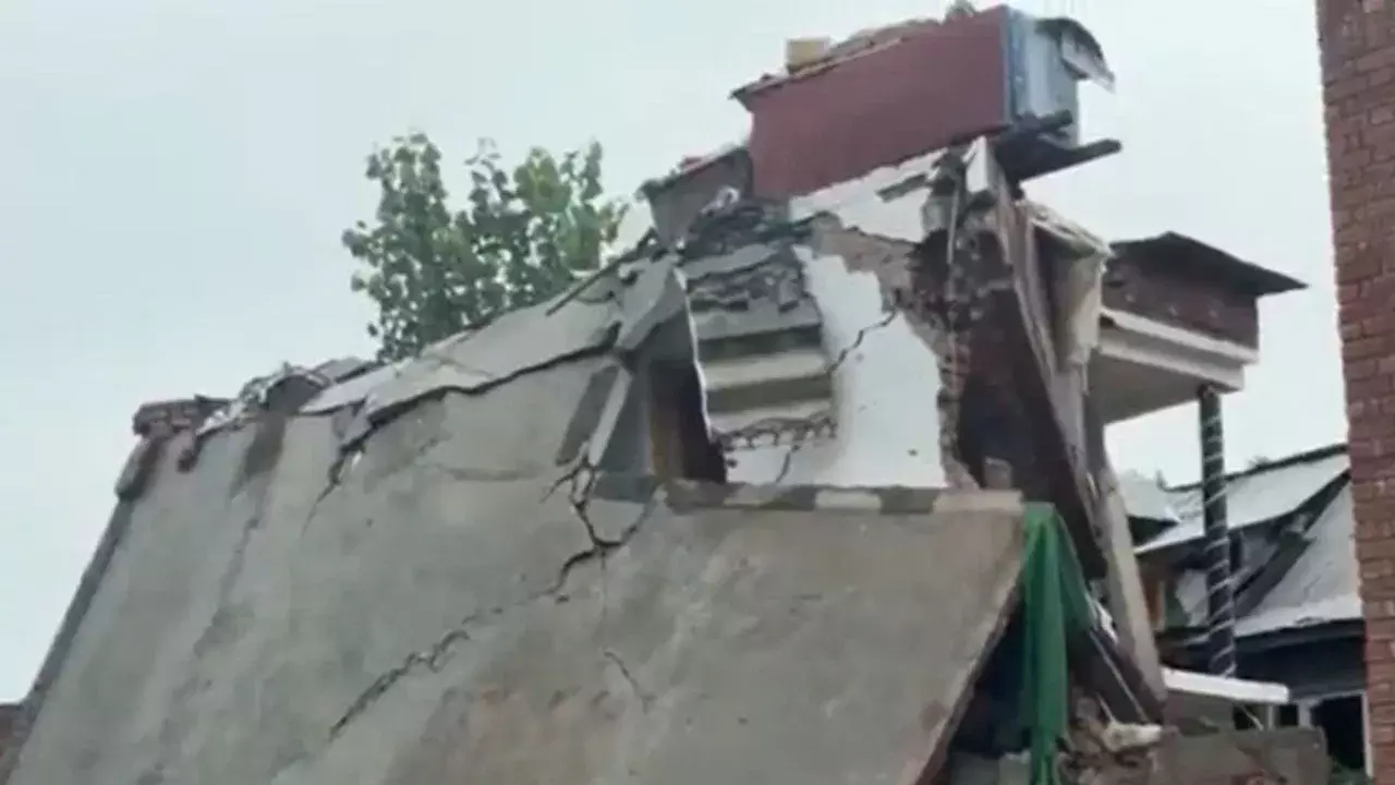 Anantnag: पुलिसकर्मी हत्याकांड के बाद सख्त कार्रवाई, दो आतंकियों के घर गिराए गए