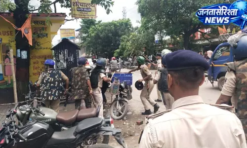 कटिहार में छात्रों का हंगामा, DM ऑफिस पर लाठीचार्ज