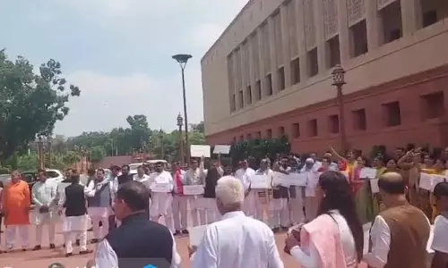 New Delhi: नीट मुद्दे पर आमने-सामने सत्ता और विपक्ष, राजग सांसदों ने जताया विरोध