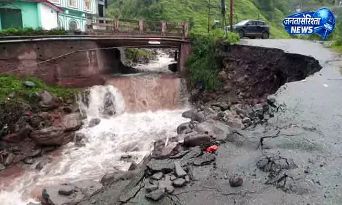 Jammu बाढ़ क्षेत्र के दौरे में बड़ा हादसा टला, सुरक्षित रहे नेता Jammu बाढ़ क्षेत्र के दौरे में बड़ा हादसा टला, सुरक्षित रहे नेता