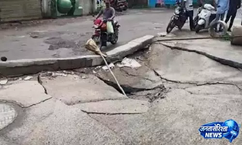 Cuttack के नुआपाड़ा-खपुरिया में भारी बारिश के बाद सड़क धंस गई
