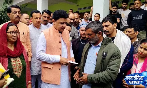 ग्राउंड जीरो पर MLA सुधीर शर्मा, बोह पहुंच बेघर परिवारों को दी 25-25 हजार की फौरी राहत ग्राउंड जीरो पर MLA सुधीर शर्मा, बोह पहुंच बेघर परिवारों को दी 25-25 हजार की फौरी राहत