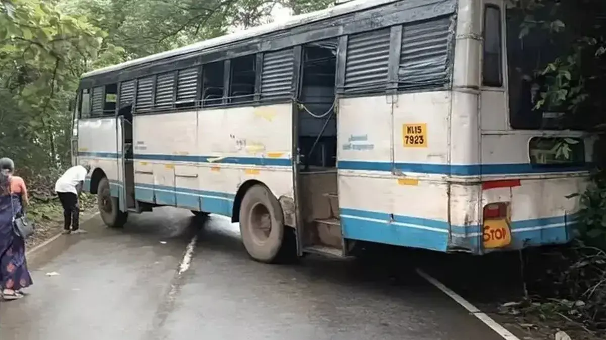 चालक की समझदारी से टला बड़ा हादसा: 150 यात्रियों की बची जान चालक की समझदारी से टला बड़ा हादसा: 150 यात्रियों की बची जान