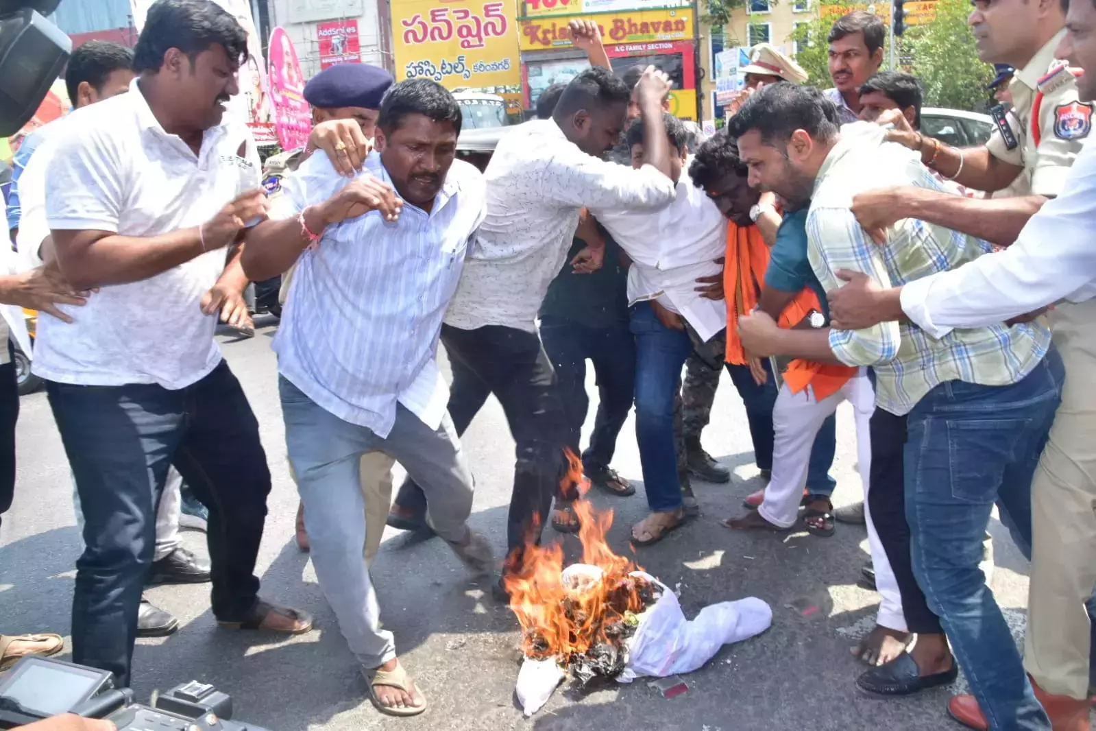 Telangana: करीमनगर में कांग्रेस, बीजेपी के विरोध प्रदर्शन के बाद तनाव व्याप्त है Telangana: करीमनगर में कांग्रेस, बीजेपी के विरोध प्रदर्शन के बाद तनाव व्याप्त है