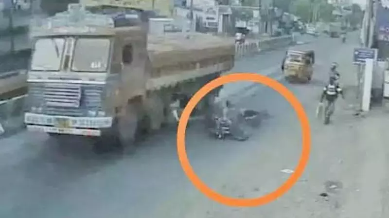 Telangana: उल्लंघन करने वाले टैंकर ने नरसिंगी के पास बढ़ई को मार डाला Telangana: उल्लंघन करने वाले टैंकर ने नरसिंगी के पास बढ़ई को मार डाला