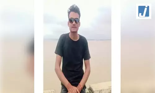 युवक की चाकू मारकर हत्या, परिवार ने एम्बुलेंस-इमरजेंसी सेवाओं के खराब होने का लगाया आरोप युवक की चाकू मारकर हत्या, परिवार ने एम्बुलेंस-इमरजेंसी सेवाओं के खराब होने का लगाया आरोप