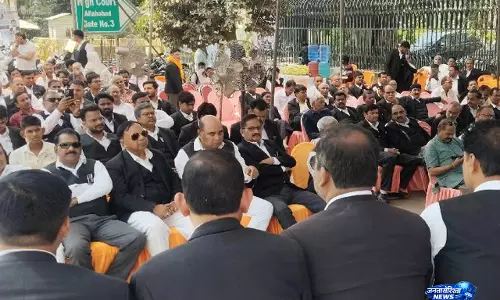 Court की समस्याओं को लेकर भड़के वकील, हाई कोर्ट गेट पर किया प्रदर्शन Court की समस्याओं को लेकर भड़के वकील, हाई कोर्ट गेट पर किया प्रदर्शन