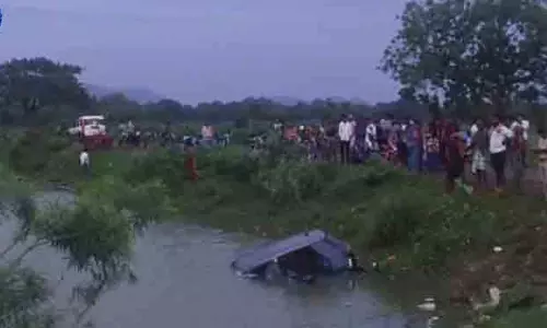 Odisha के ढेंकनाल में कार तालाब में गिरी, पांच लोगों की मौत, दो घायल