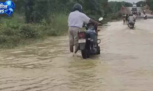 Athagada में नदियों के उफान से टूटा संपर्क