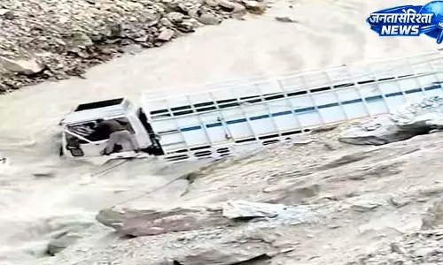 नाले में गिरा ट्रक, पिता-बेटे की मौत, मनाली-लेह सडक़ पर दर्दनाक हादसा