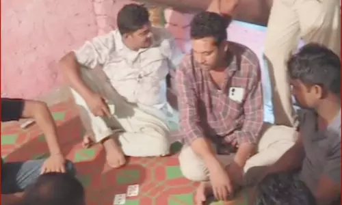 गैरेज में पुलिस की रेड, कई जुआरी पकड़ाए