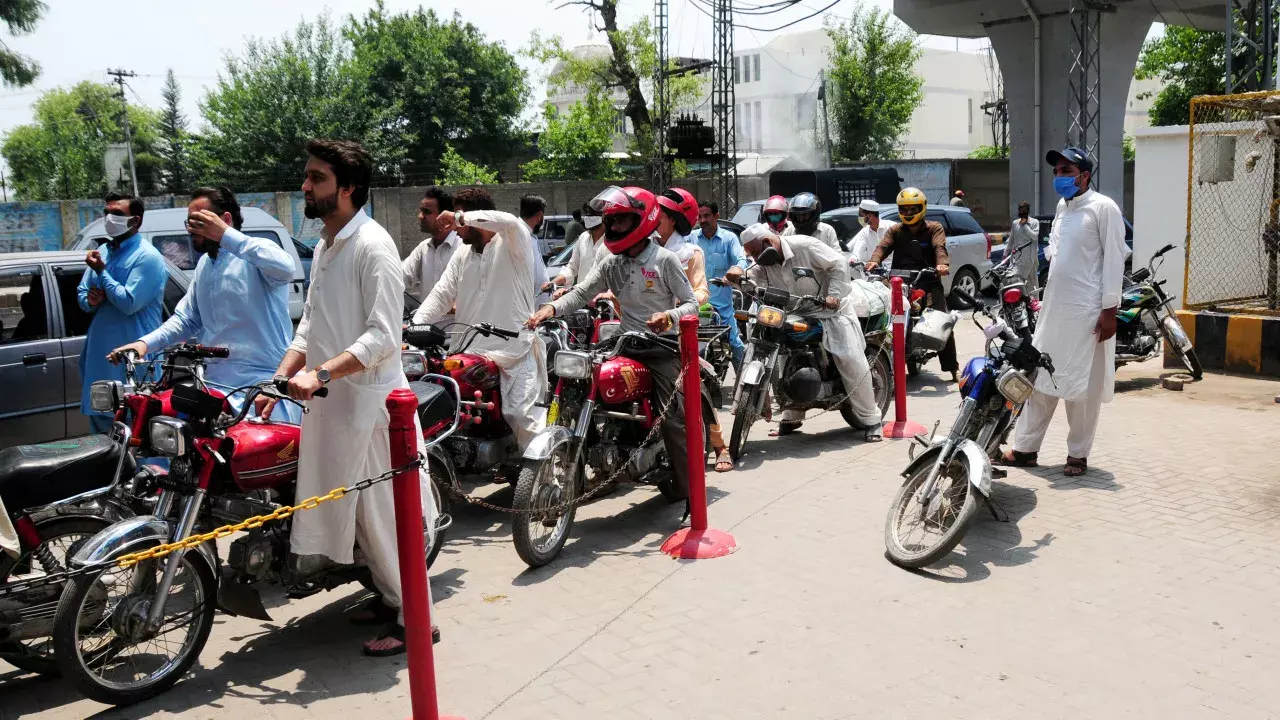 पाकिस्तान ने पेट्रोल की कीमत PKR 6.39 और डीजल की कीमत PKR 7.83 बढ़ाई