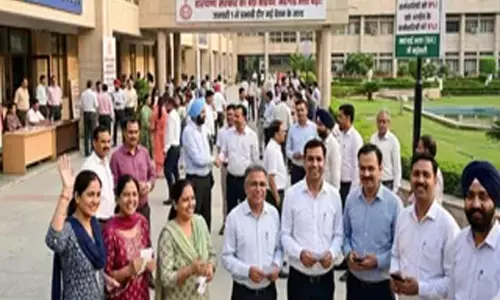 Haryana में कर्मचारियों को राहत, बेसिक वेतन बढ़ाने का ऐलान Haryana में कर्मचारियों को राहत, बेसिक वेतन बढ़ाने का ऐलान