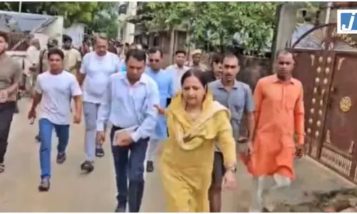 आगबबूला हुईं बीजेपी विधायक, बिजली अफसर का हाथ घसीटकर ले गईं आगबबूला हुईं बीजेपी विधायक, बिजली अफसर का हाथ घसीटकर ले गईं