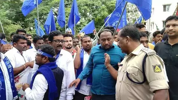 Karnataka: मांड्या में कार्यकर्ताओं ने धर्मेंद्र प्रधान का पुतला जलाया Karnataka: मांड्या में कार्यकर्ताओं ने धर्मेंद्र प्रधान का पुतला जलाया