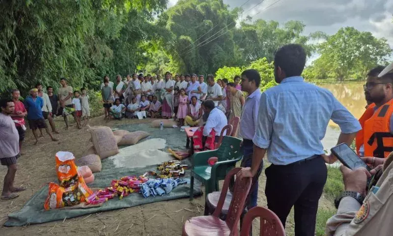 Assam : डिब्रूगढ़ प्रशासन ने बाढ़ प्रभावित ज़िलों में राहत कार्यों में तेज़ी लाई Assam : डिब्रूगढ़ प्रशासन ने बाढ़ प्रभावित ज़िलों में राहत कार्यों में तेज़ी लाई