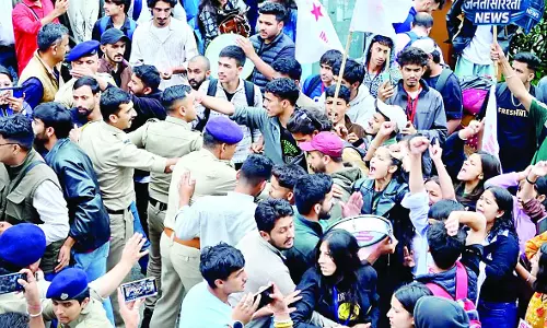 सीटीओ चौक पर नारों के बाद धक्के; गालियां और फिर पंगा सीटीओ चौक पर नारों के बाद धक्के; गालियां और फिर पंगा