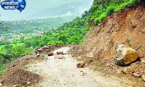 मंडी में बारिश ने 56 सडक़ों पर रोके पहिए मंडी में बारिश ने 56 सडक़ों पर रोके पहिए