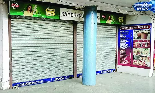 हमीरपुर बस स्टैंड में निगम प्रबंधन ने दो दुकानों पर जड़े ताले