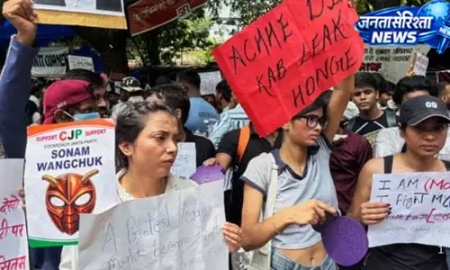 प्रदर्शनकारियों का अनोखा नेटवर्क, बिना मोबाइल नेटवर्क कर रहे बात प्रदर्शनकारियों का अनोखा नेटवर्क, बिना मोबाइल नेटवर्क कर रहे बात
