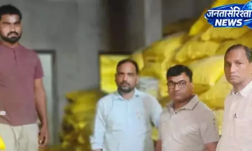 किसानों को ठगने की तैयारी, खाद की बोरियों में भरी जा रही थी दूसरी खाद किसानों को ठगने की तैयारी, खाद की बोरियों में भरी जा रही थी दूसरी खाद